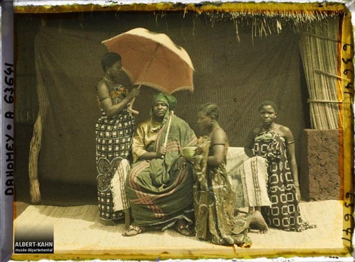 Portrait du chef Justin Aho entouré de ses femmes à Abomey au Dahomey le 8 mars 1930. © Frédéric Gadmer, Archives de la Planète.