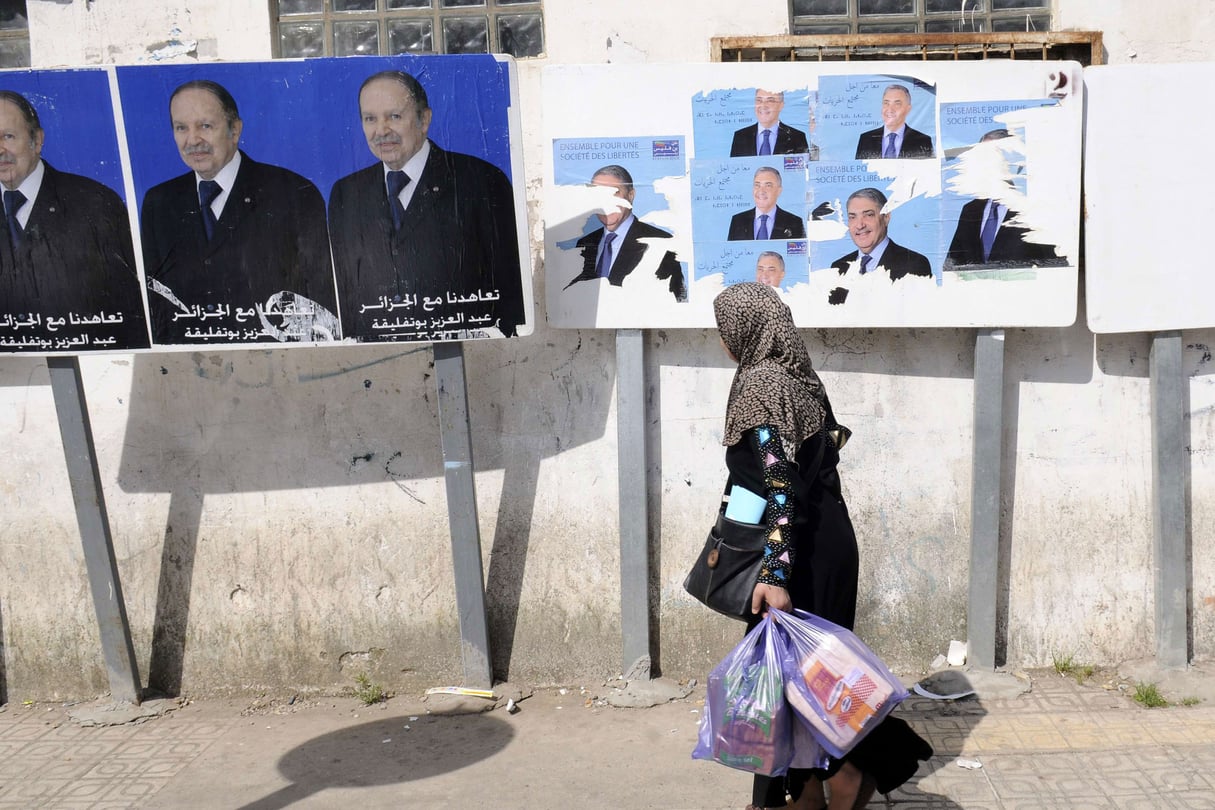 Photo prise en avril 2014, au moment de l’élection présidentielle qui a maintenu Abdelaziz Bouteflika au pouvoir. La société civile demande à l’État de protéger les femmes face à l’augmentation des cas d’agression à leur égard. © Ouahab Hebbat/AP/SIPA