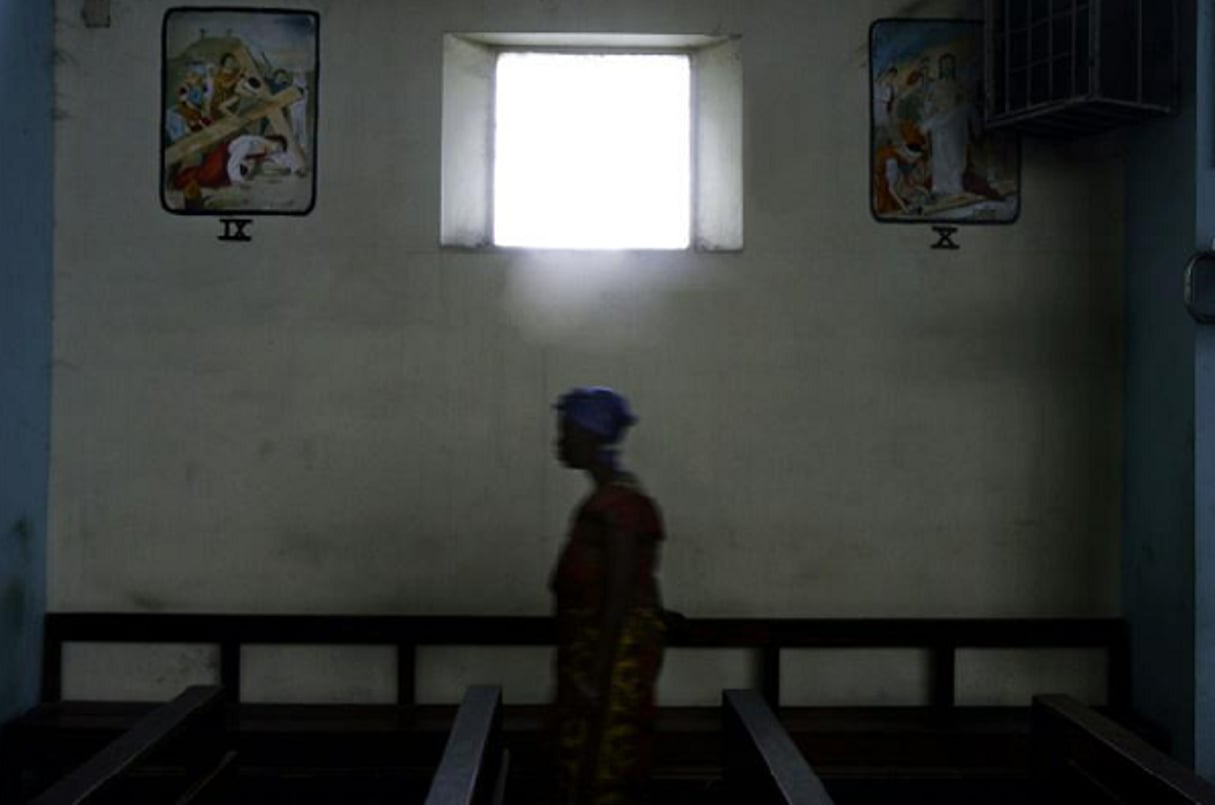 Une femme dans une église de Kinshasa. © MARCO LONGARI/AFP