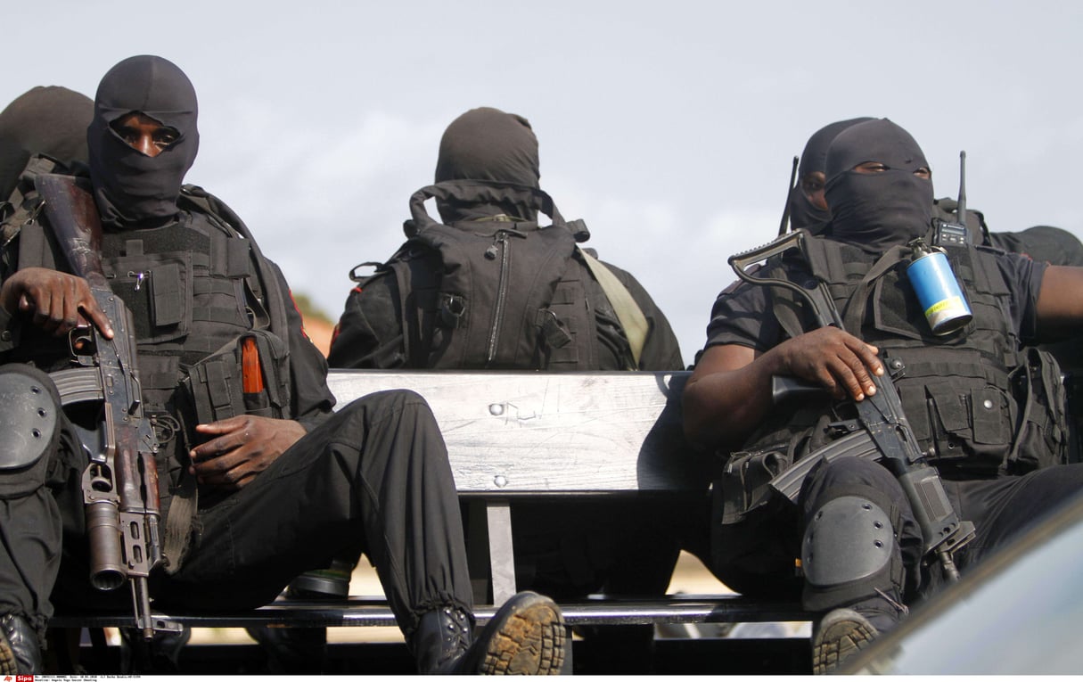 La police angolaise près de l’aéroport  dans l’enclave du Cabinda le 10 janvier 2010. © Darko Bandic/AP/SIPA