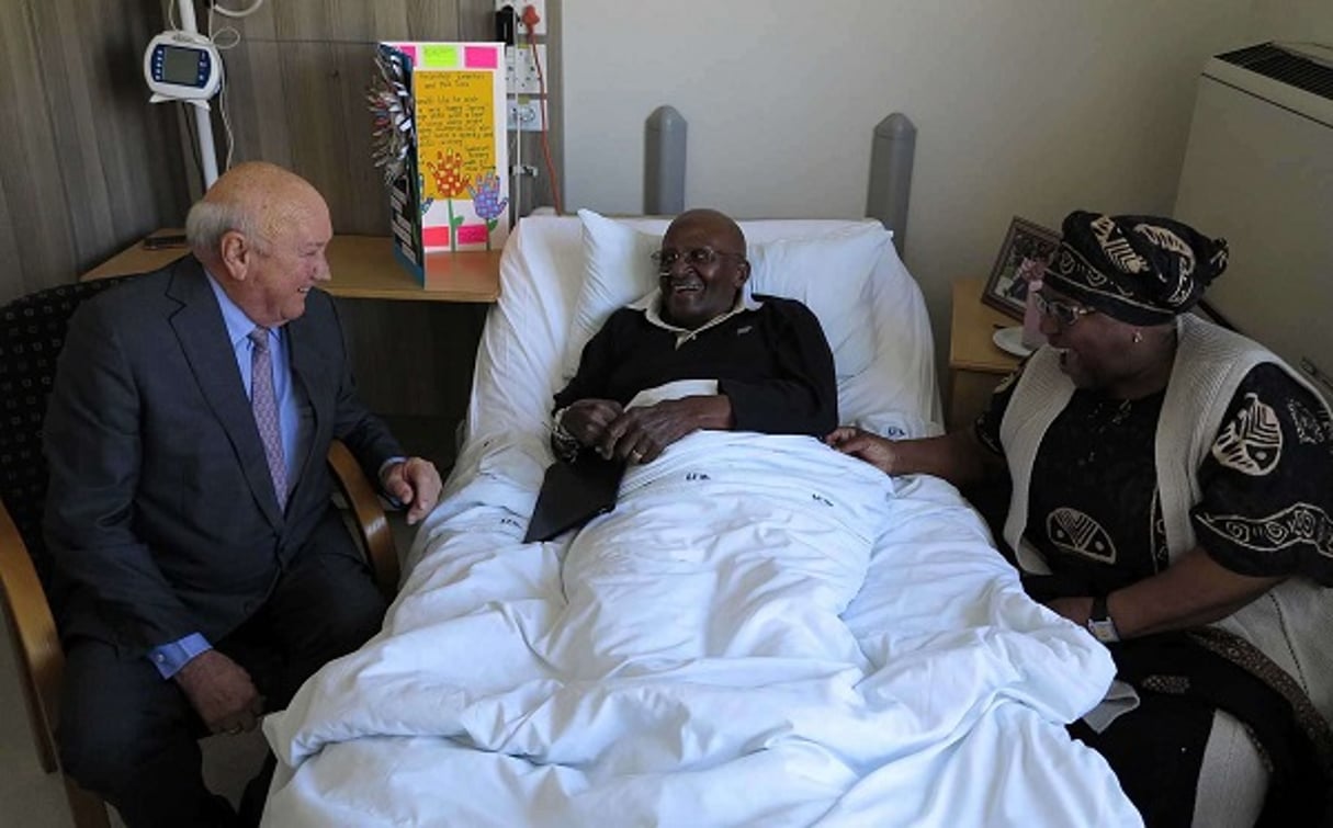 Desmond Tutu, au centre de la photo, lors de son hospitalisation le 3 septembre 2015 au Cap. © Benny Gool/AP/SIPA
