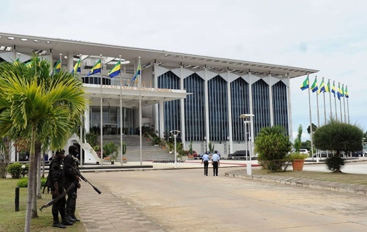 Des gardes postés devant les bâtiments du gouvernement à Libreville, le 6 septembre 2016. © STR/AP/SIPA