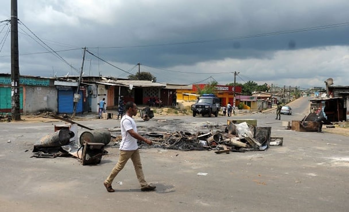 Un homme marche devant une barricade à Libreville, jeudi 1er septembre. © Joel Bouopda/AP/SIPA