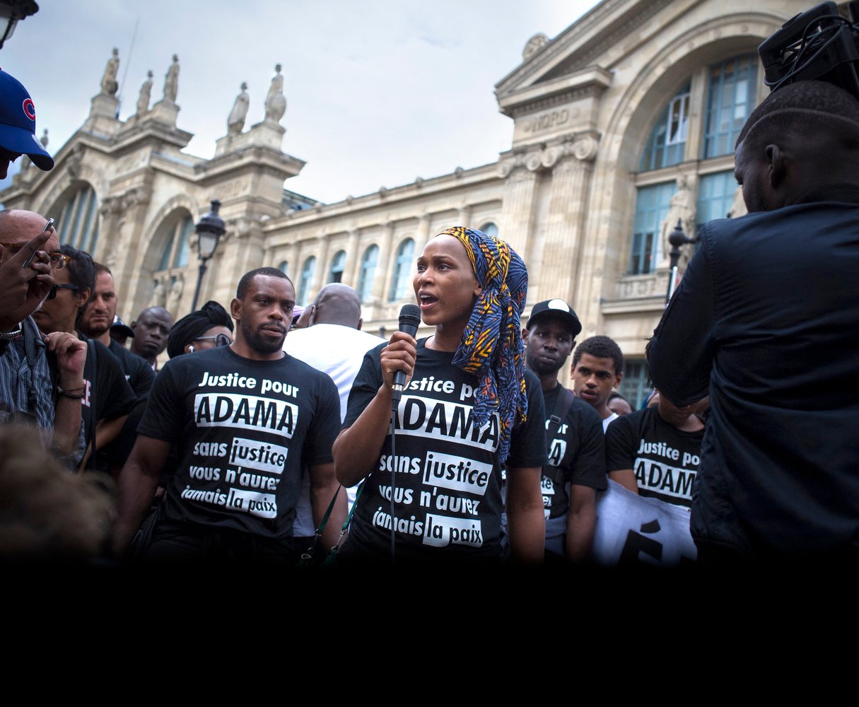 À Paris, le 30 juillet. Rassemblement en hommage à Adama Traoré, décédé à la suite de son arrestation par les gendarmes  à Beaumont- sur-Oise. © Valérie Dubois/hanslucas
