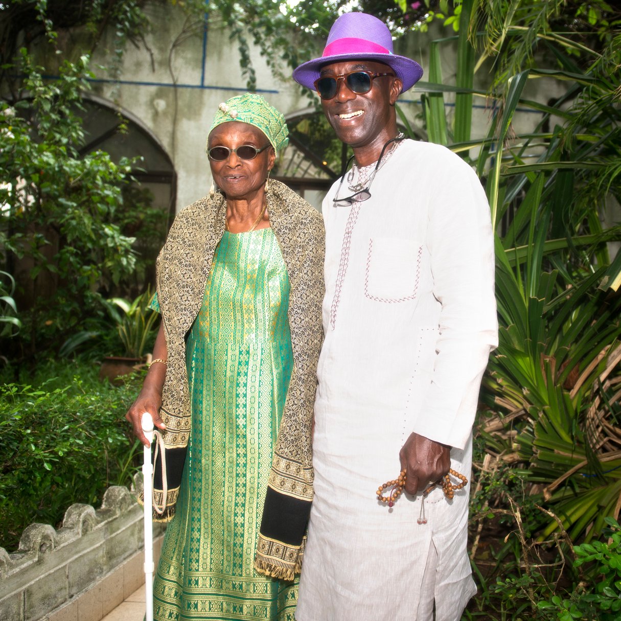 Rosine Soglo, ex-première dame et députée, et son fils cadet, Ganiou, ancien ministre, dans leur résidence de Cotonou, en juin 2016. &copy; Lee Gotemi pour JA