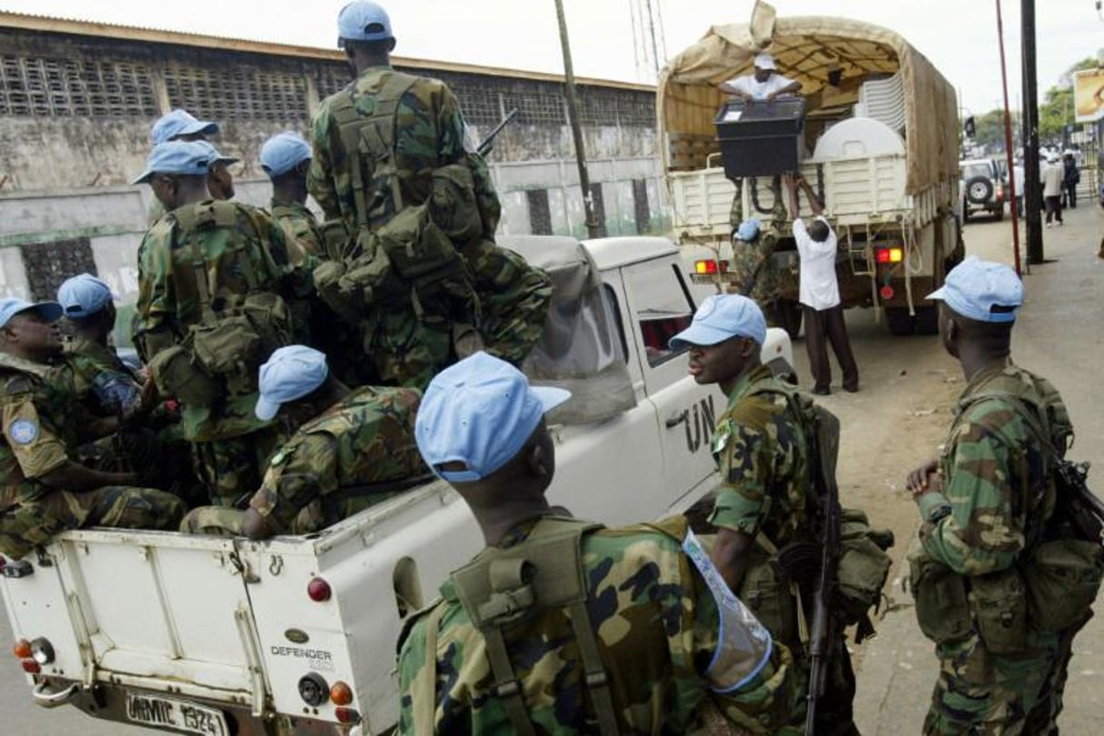 Des soldats de la Mission de l’ONU au Liberia (Minul) dans un quartier de Monrovia, le 12 octobre 2005.