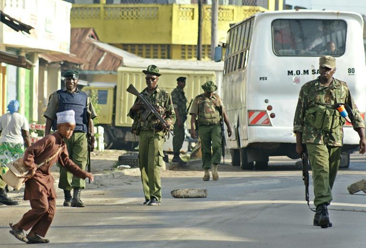 Des policiers kényans en patrouille dans une rue de Mombasa, le 19 novembre 2014. © AFP