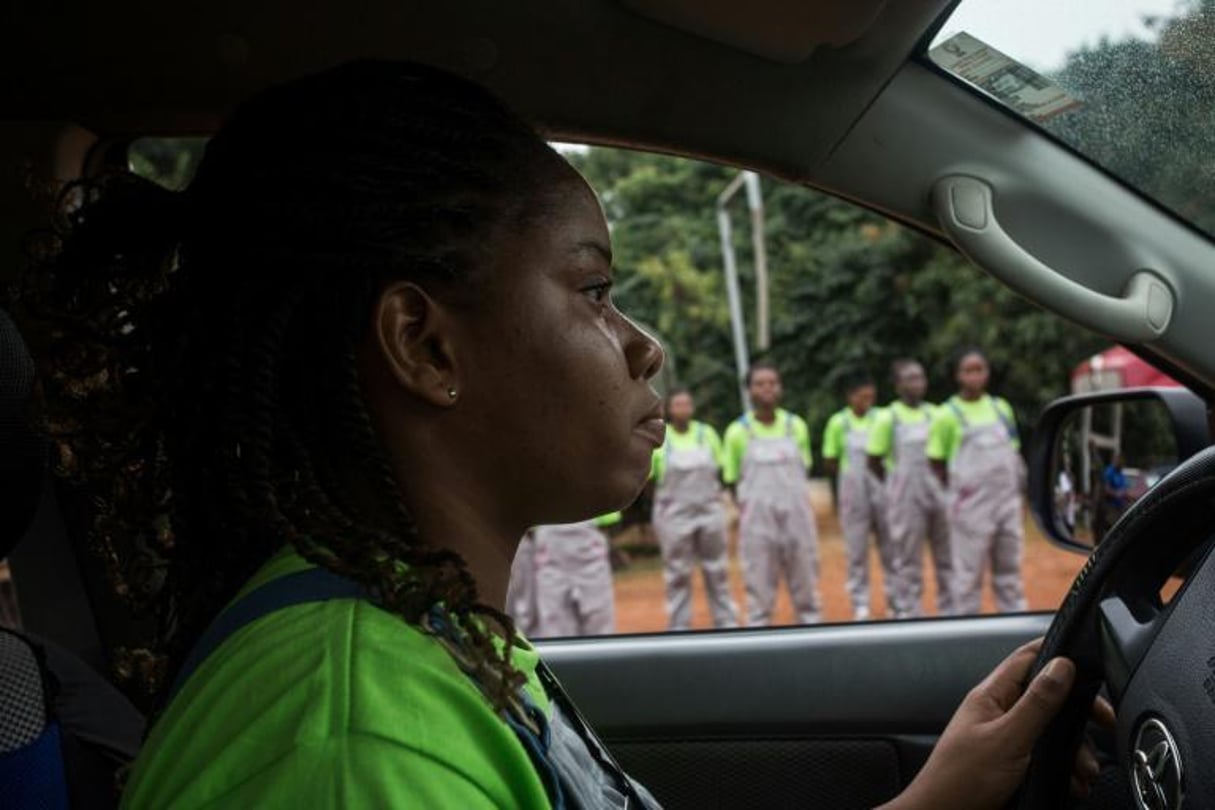 Faith Lawson apprend à conduire dans le cadre d’un programme de formation lancé par une ONG ghanéenne, le 29 août 2016 à Accra. © AFP