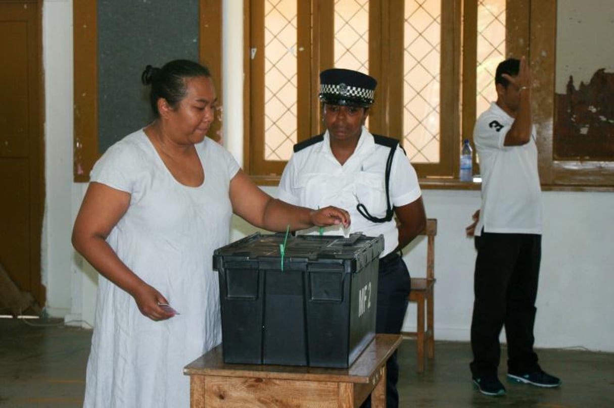 Une femme vote lors des législatives, le 10 septembre 2016 à Victoria, aux Seychelles. © AFP