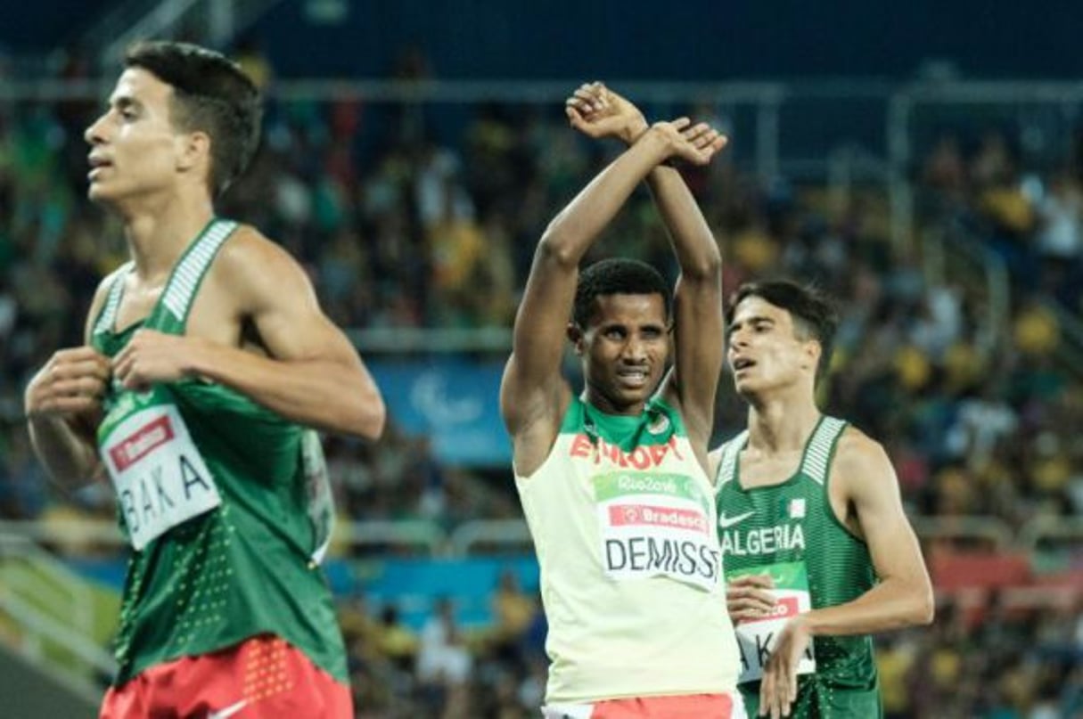 Tamiru Demisse, athlète paralympique non-voyant, fait mine d’être menotté pour alerter la communauté internationale sur la situation politique en Éthiopie après son 1500 m dimanche 11 septembre. © AFP