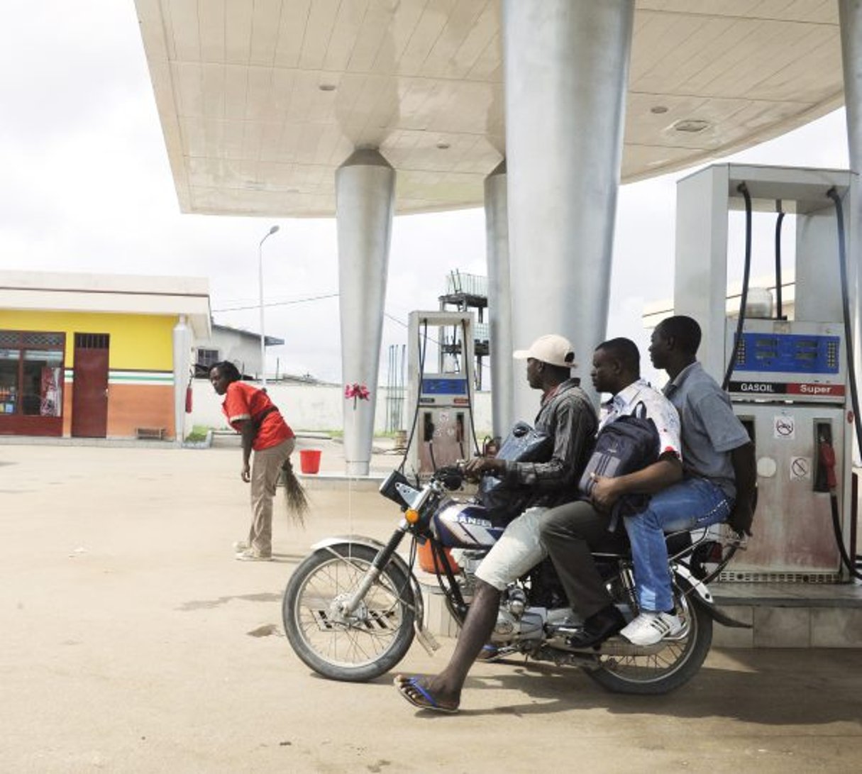 Station essence à Yaoundé (Cameroun). © Vincent Fournier/Jeune Afrique/JA
