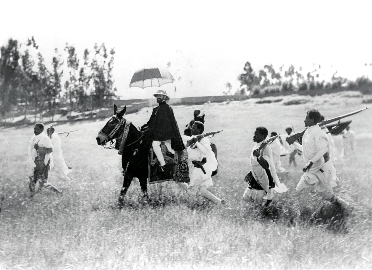 L’empereur éthiopien conduisant ses troupes en octobre 1935. © KEYSTONE-FRANCE/GAMMA-RAPHO