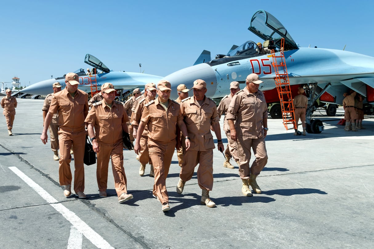 Sergueï Choïgou, le ministre de la Défense, inspecte la base aérienne russe de Hmeimim, en Syrie, le 18 juin. &copy; Vadim Savitskii/Sputnik/AFP