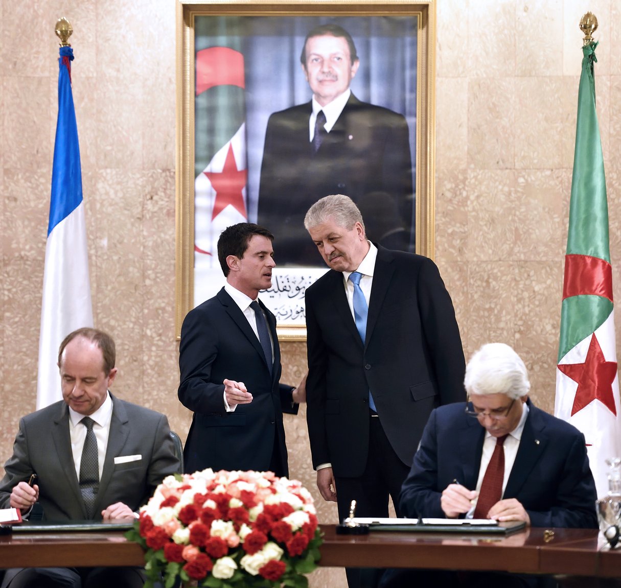 Avec son homologue algérien, Abdelmalek Sellal (au centre), lors de la signature d’un accord de coopération judiciaire par les ministres de la Justice Jean-Jacques Urvoas (à g.) et Tayeb Louh (à dr.), le 10 avril, à Alger. &copy; Éric Feferberg/AFP