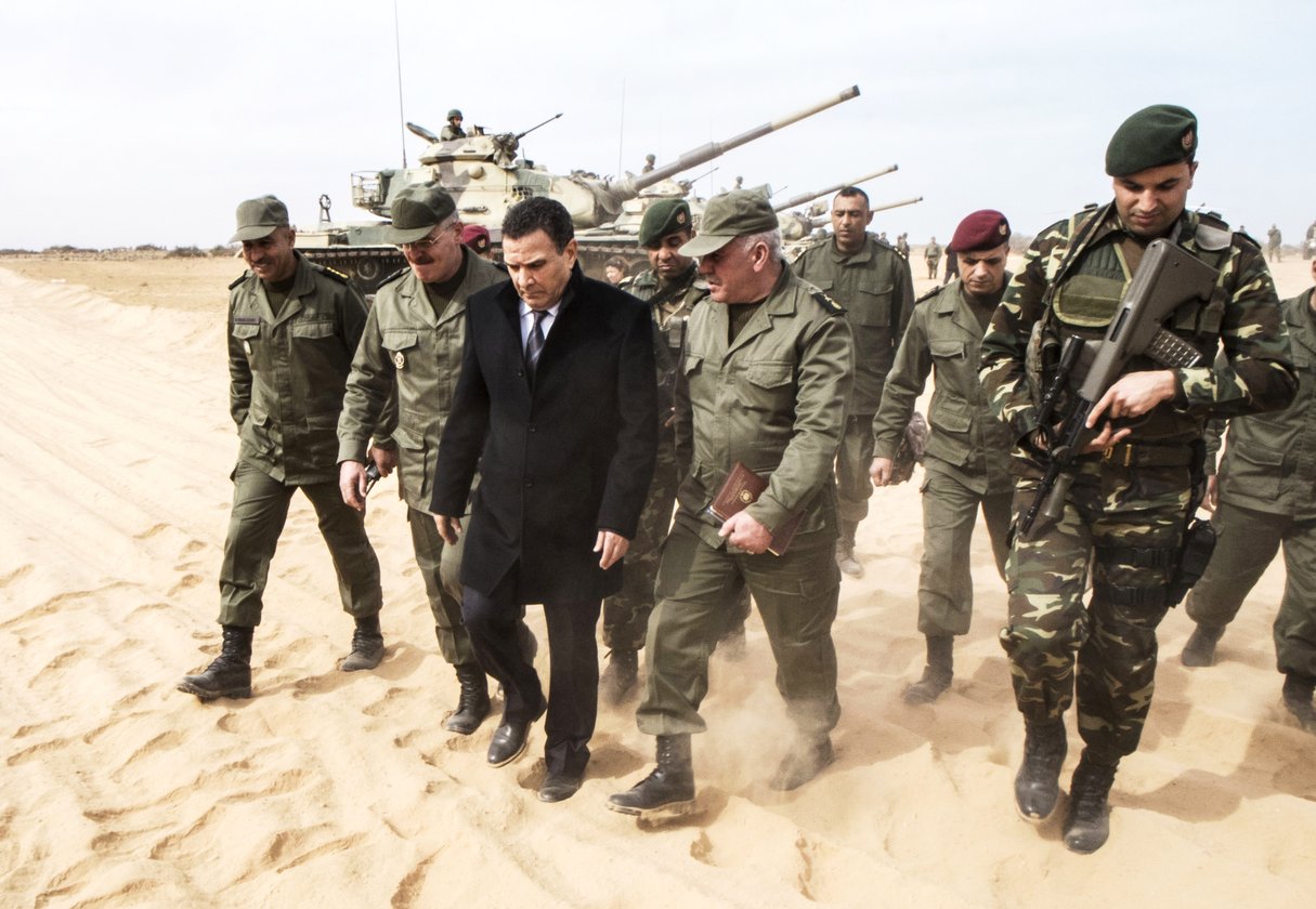 Farhat Horchani, le ministre de la Défense, à Ras Jedir, le 6 février. © Nacer Talel/Anadolu Agency/AFP