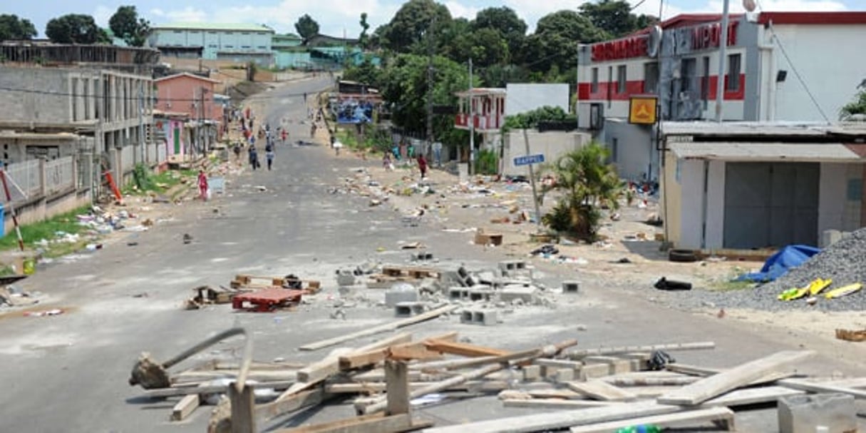Des restes de barricades à Libreville, au Gabon, le 1er septembre 2016. © Joel Bouopda/AP/SIPA