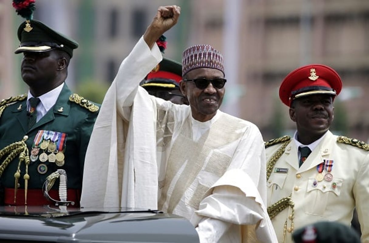 Le président Muhammadu Buhari salue ses militants le 29 mai 2015. © Sunday Alamba/AP/SIPA