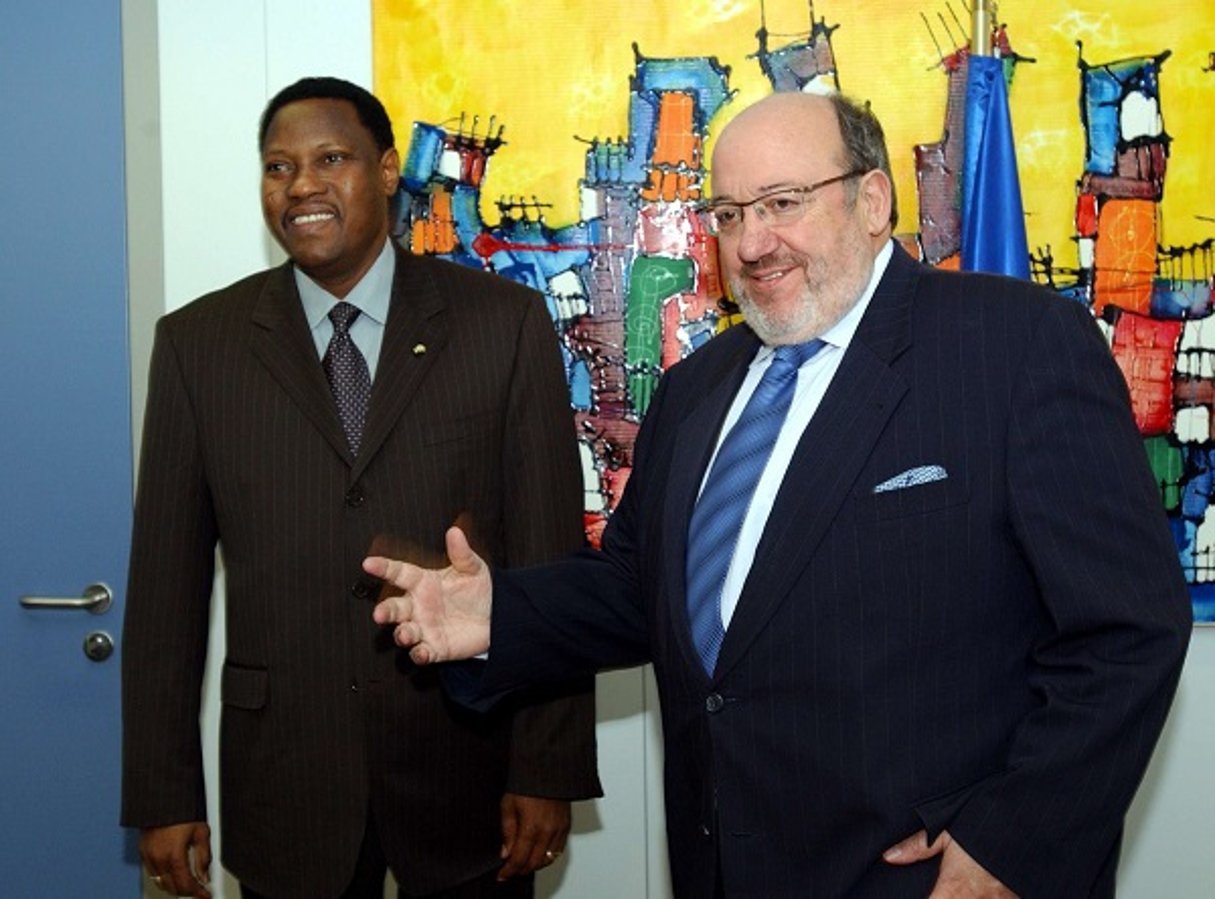 Hama Amadou à la Commission européenne, le 21 novembre 2005. © THIERRY CHARLIER/AP/SIPA