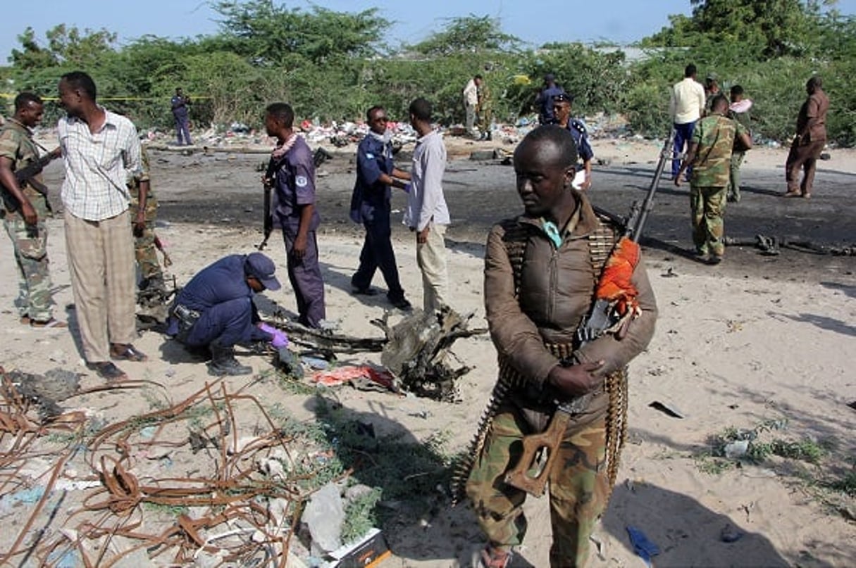 Un soldat somalien sur les lieux de l’explosion, le 18 septembre 2016. © Farah Abdi Warsameh/AP/SIPA