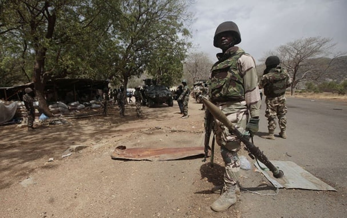 Un soldat nigérian près d’un checkpoint à Gwoza, au Nigéria, le 8 avril 2015 (photo d’illustration). © Lekan Oyekanmi/AP/SIPA