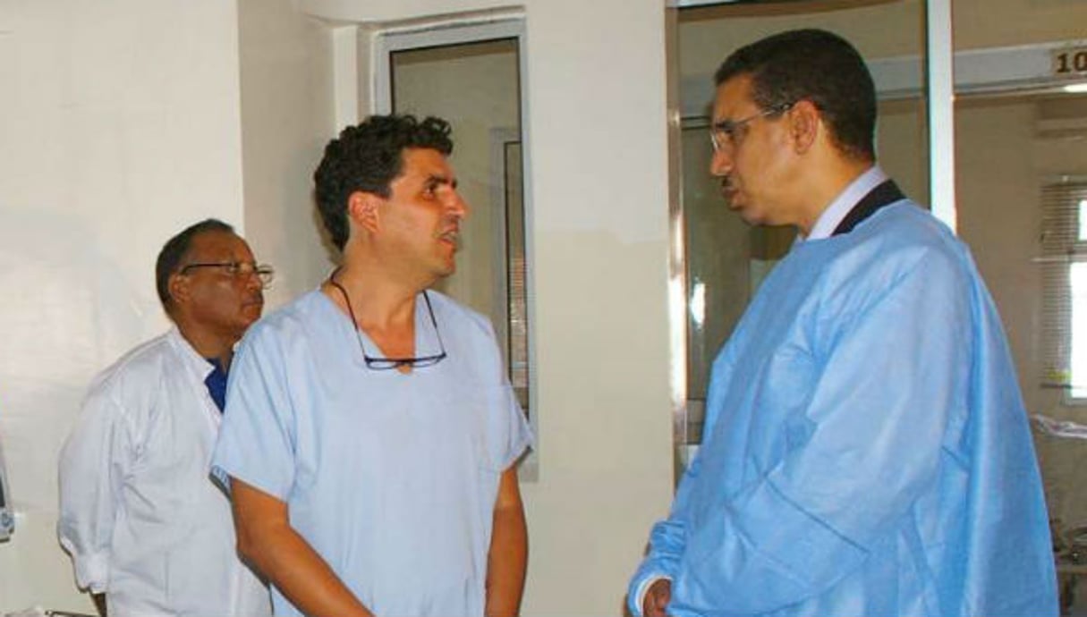 Abdelaziz Rabbah, Ministre de l’Équipement et des Transports marocain, visitant des victimes à l’hôpital de Marrakech. © Tarik Najmaoui/AP/SIPA