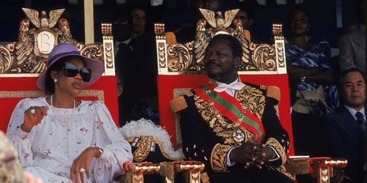 Jean-Bedel Bokassa (à dr.) avec son épouse Catherine, lors de son couronnement en tant qu’empereur, le 4 décembre 1977. © AP/SIPA