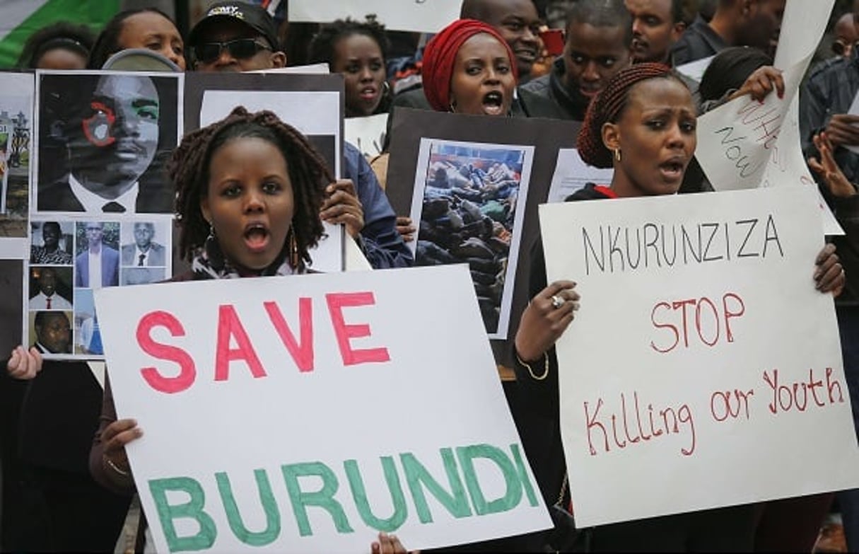 La communauté burundaise manifeste devant le bâtiment des Nations unies le 26 avril 2016. © Bebeto Matthews/AP/SIPA