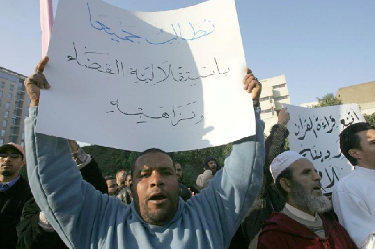 Un soutien de la mouvance « Justice et Bienfaisance », lors d’une manifestation à Casablanca, le 15 janvier 2006. © ABDELHAK SENNA:AFP