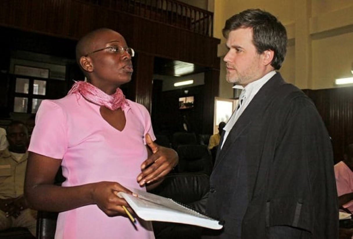 L’opposante Victoire Ingabire et son avocat britannique Iain Edwards à Kigali, le 25 mars 2013. © STEPHANIE AGLIETTI/AFP