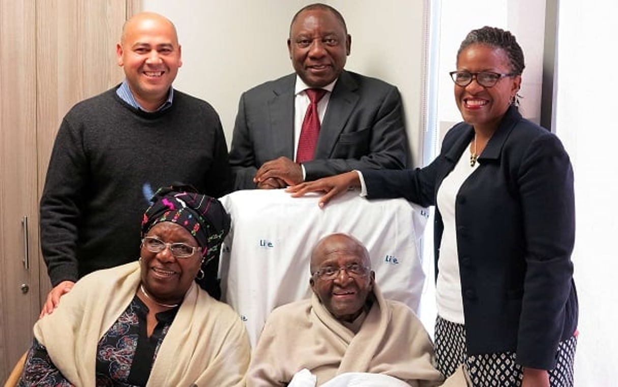 Desmond Tutu à l’hôpital entouré de sa femme et du vice-président de l’Afrique du Sud, Cyril Ramaphosa. © Benny Gool/AP/SIPA