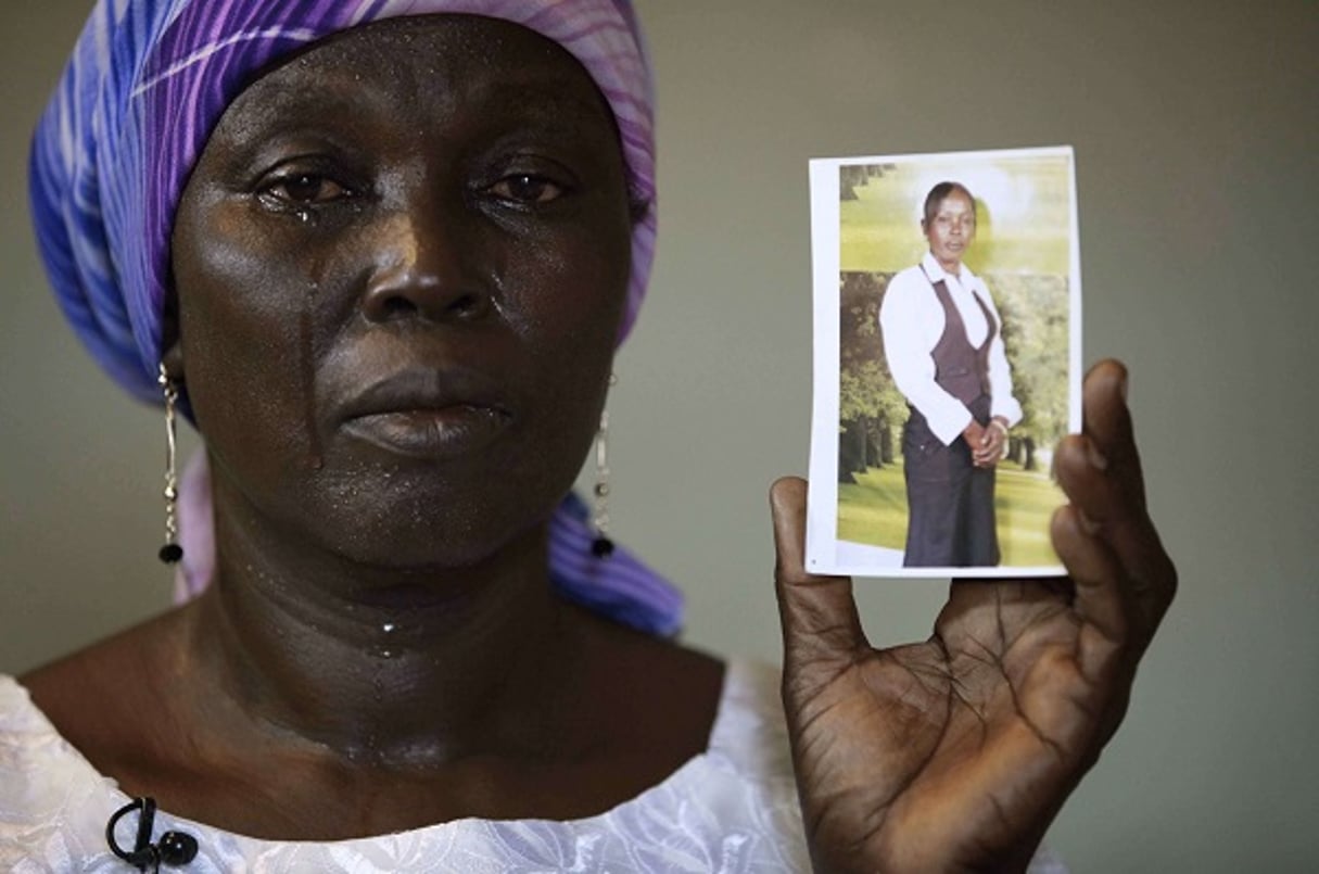 Une mère éplorée montre une photo de sa fille, enlevée par Boko Haram. Photo du 19 mai 2014. © Sunday Alamba/AP/SIPA