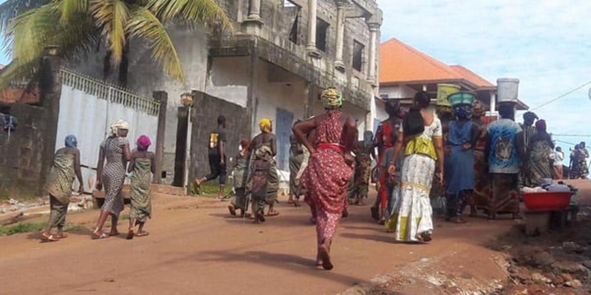 Un groupe de jeunes Guinéennes raccompagnées chez elles après avoir subi l’excision du clitoris, le 20 septembre à Conakry. © DR / Dieretou Diallo