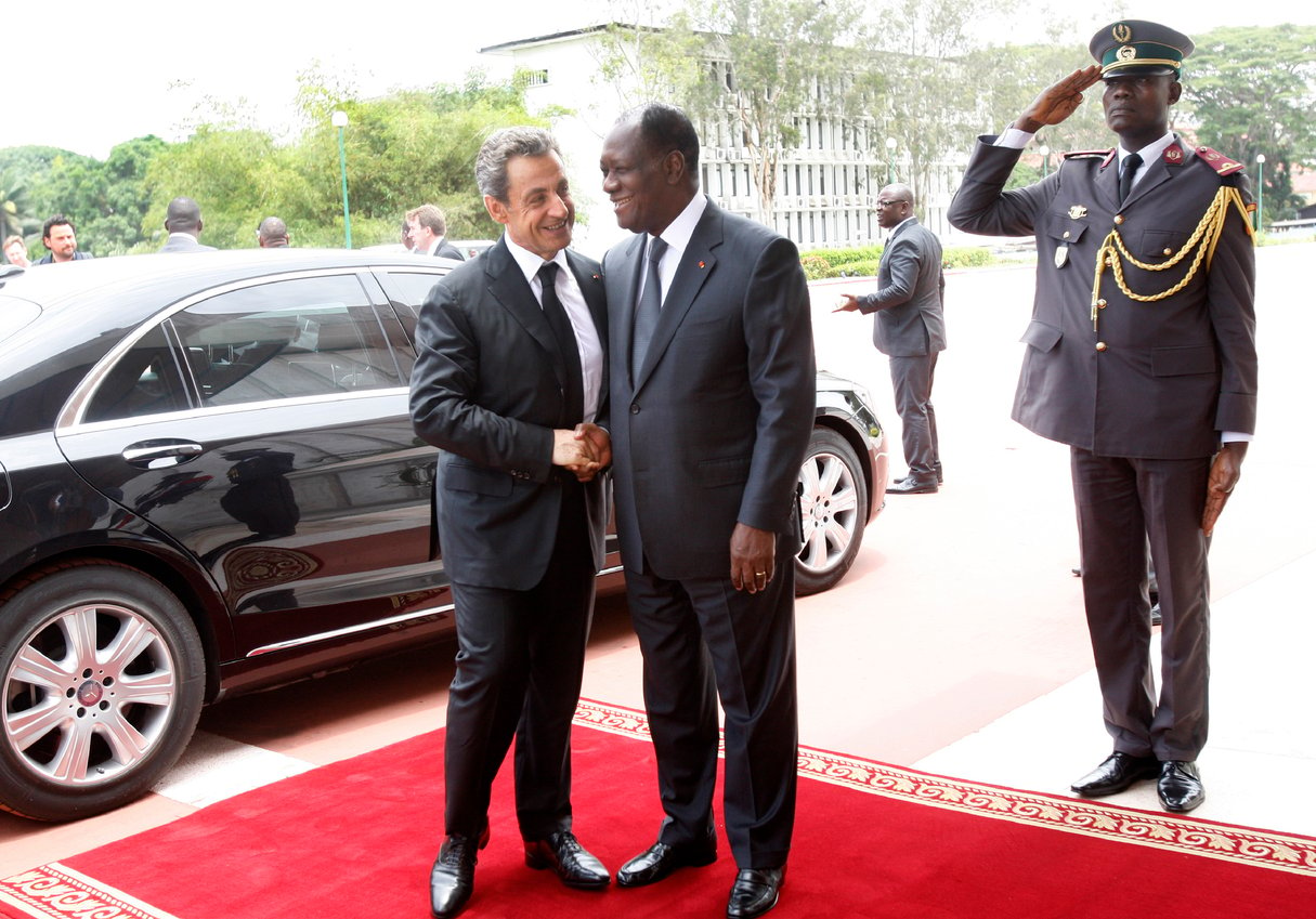 Nicolas Sarkozy reçu par Alassane Ouattara à Abidjan, le 18 mars. © Olivier