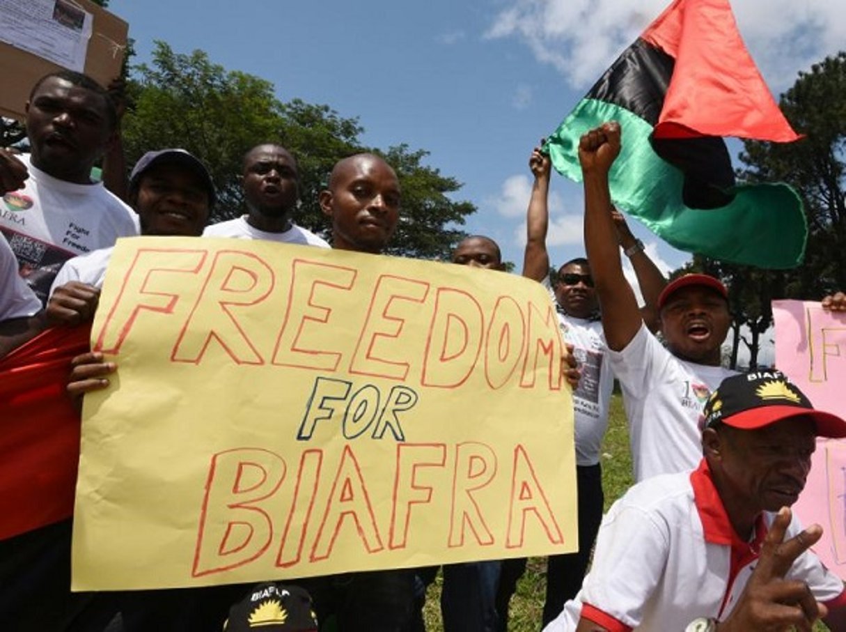 Des Nigérians du Biafra manifestent dans le quartier Biafra d’Abidjan, demandant la libération du leader indépendantiste Nnamdi Kanu, le 23 septembre 2016. © Sia KAMBOU/AFP