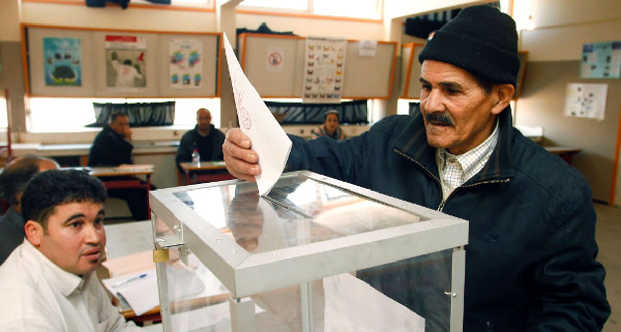 Un bureau de vote au Maghreb, en 2011 (photo d’illustration). © Abdeljalil Bounhar/AP/SIPA
