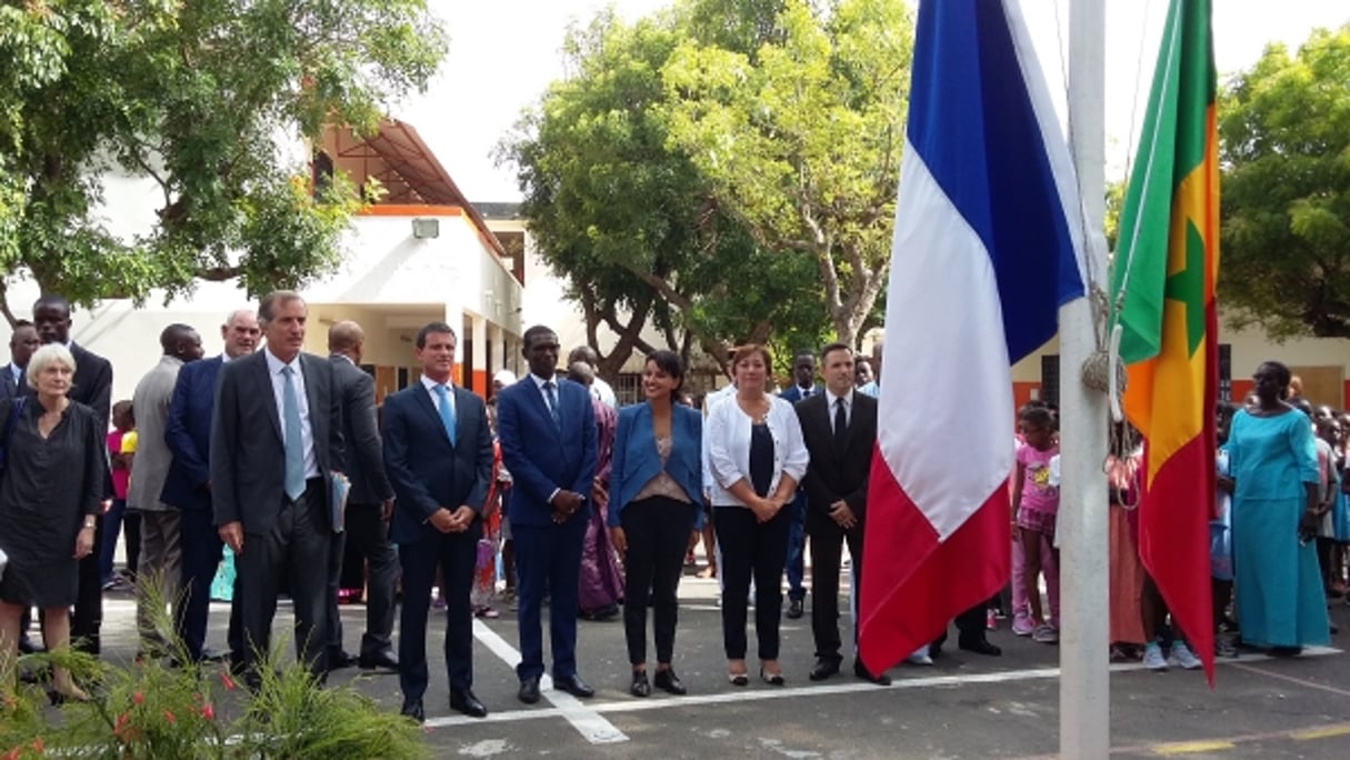 Manuel Valls dans une école franco-sénégalaise de Dakar, le 23 septembre 2016. © Benjamin Roger/Jeune Afrique