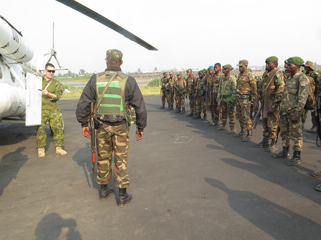 Les éléments des Forces armées de la RD Congo en séance de briefing, dans l’est du pays. © Alain Wandimoyi/Monusco