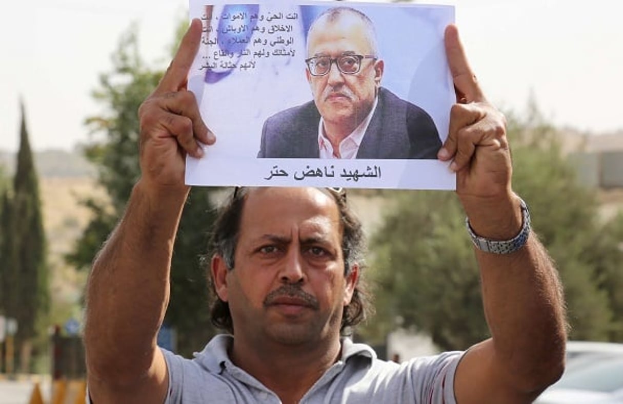 Un homme brandit une photo de l’écrivain jordanien Nahd Hattar pendant un sit-in dans la ville d’Al-Fuheis, près d’Amman, en Jordanie, le 25 septembre 2016. © Raad Adayleh/AP/SIPA