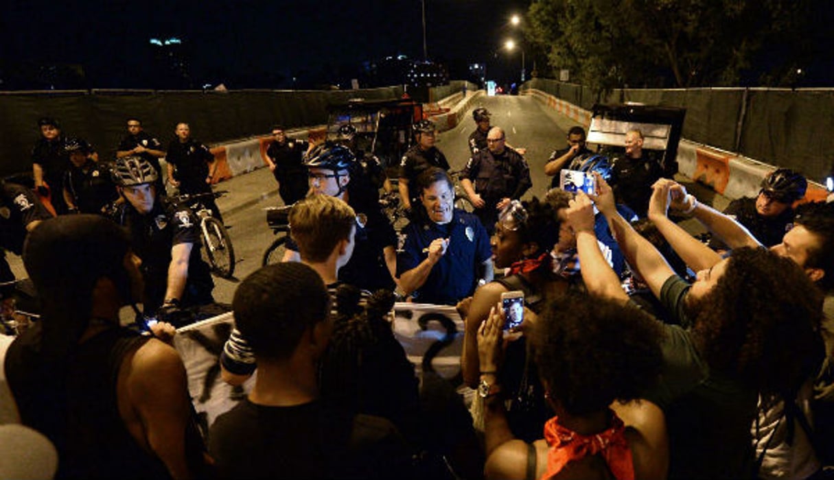 Des manifestants font face à des agents de police à Charlotte, samedi 24 septembre 2016. © Jeff Siner/AP/SIPA