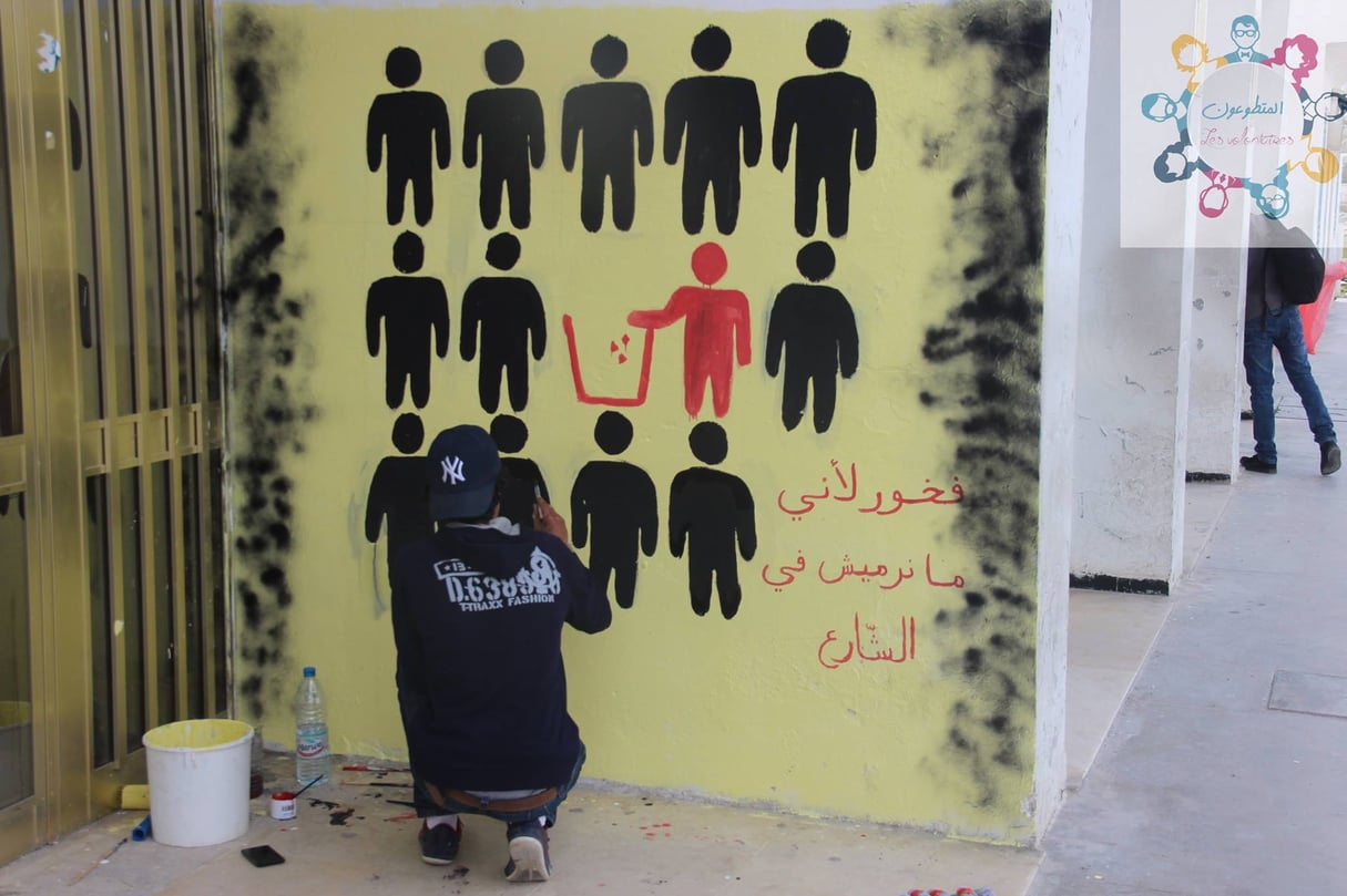 Un des bénévoles de l'association "Les Volontaires" repeignant un mur de la gare. &copy; Les Volontaires/Facebook