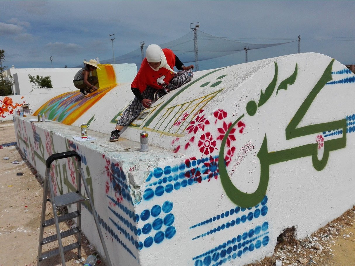 La jeune grapheuse Ouméma Bouassida, en plein travail à Sfax. &copy; Ouméma Bouassida/Facebook