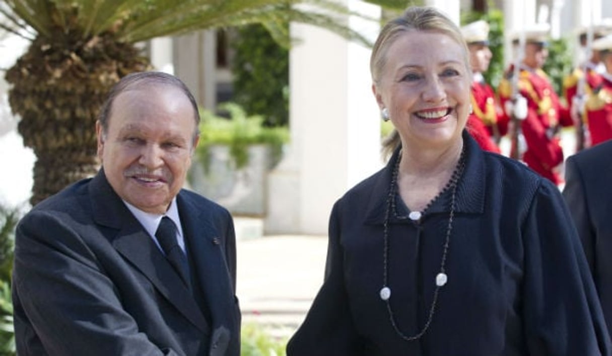 Le président algérien Abdelaziz Bouteflika et Hillary Clinton lors de l’arrivée de cette dernière à Alger le 29 octobre 2012. © Saul Leob/AP/SIPA