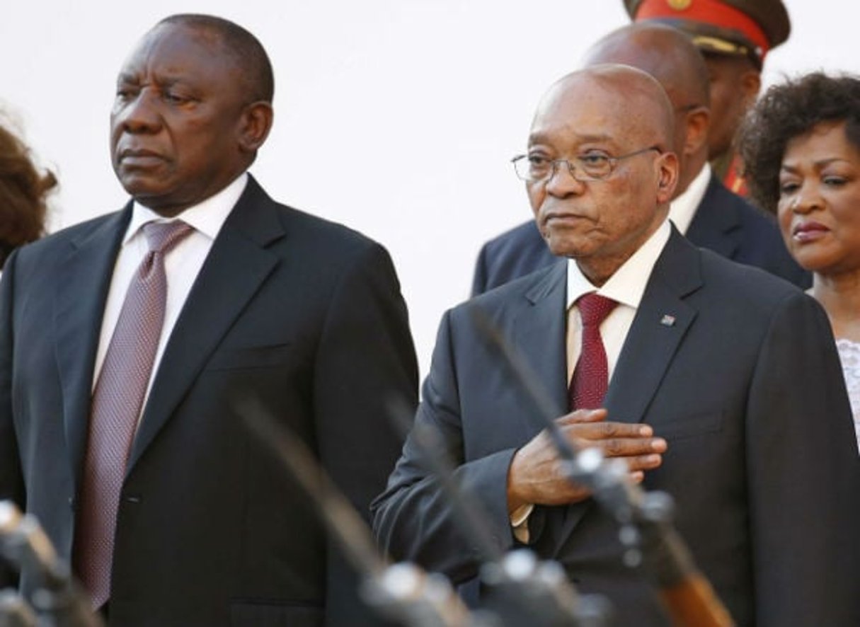 L’ancien président sud-africain Jacob Zuma (à droite) en compagnie de Cyril Ramaphosa (à gauche) au Parlement à Cape Town, le 11 février 2016. © Mike Hutchings/AP/SIPA