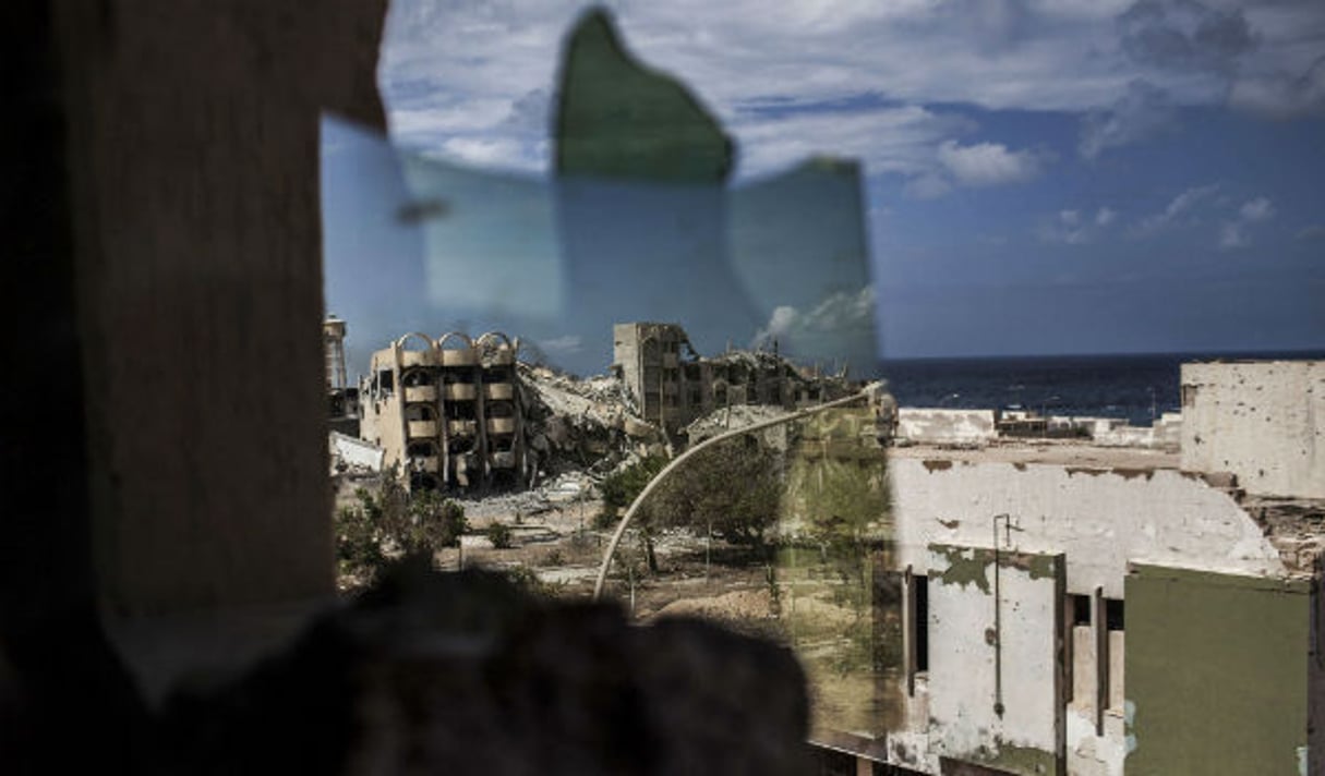 Vue de tripoli depuis le repère d’un soldat des forces libyennes affiliées au gouvernement le 27 septembre 2016. © Manu Brabo/AP/SIPA