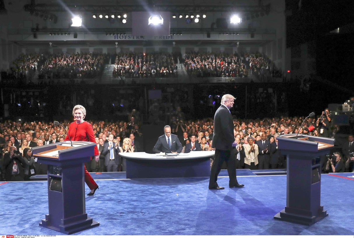 Hillary Clinton et Donald Trump rejoignant leur place lors de leur premier face-à-face à la télévision, le 26 septembre. © Joe Raedle/AP/SIPA