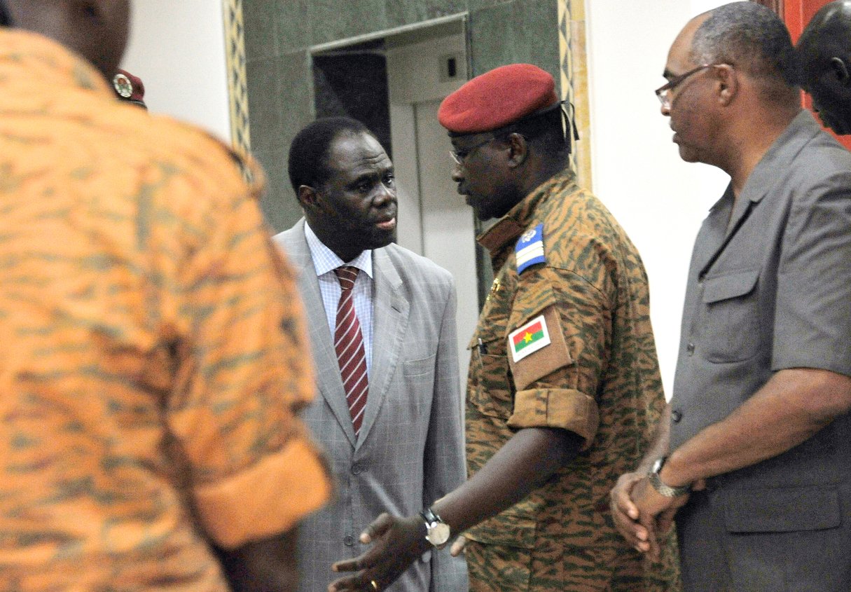 Avec son Premier ministre, Yacouba Isaac Zida, le 19 novembre 2014. « Lui seul sait pourquoi il s’obstine à ne pas rentrer au pays. » &copy; Kambou Sia/AFP