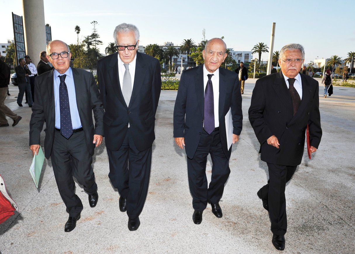 Lakhdar Brahimi (2e à g.) et Abderrahmane Youssoufi (à sa gauche), à Rabat, le 30 octobre 2015. © Rachid Tniouni