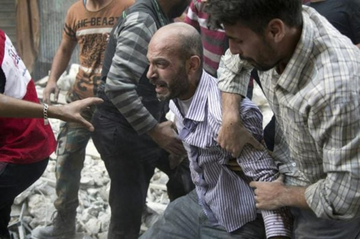 un père hurle de chagrin après la découverte du corps de sa fille dans des décombres le 24 septembre 2016 dans le quartier Al-Shaar, à Alep. © Karam Al-Masri/AFP