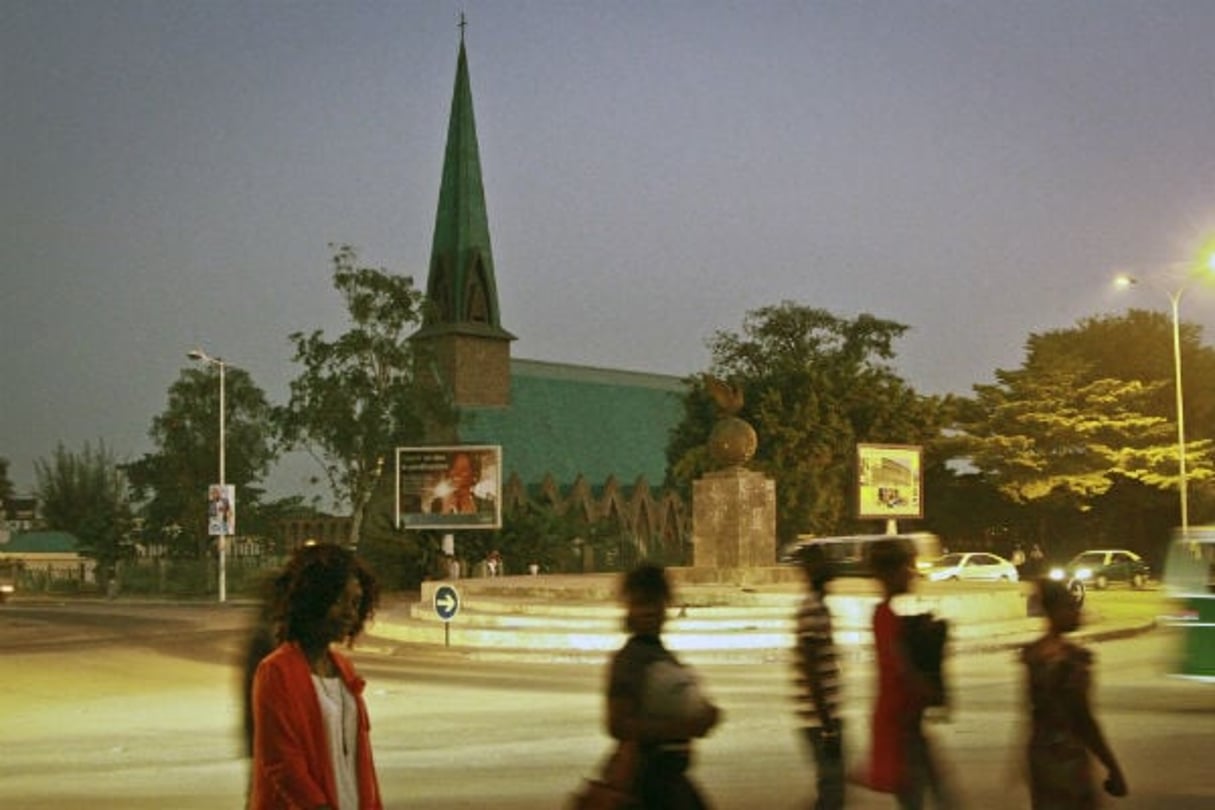 Devant l’église Sainte-Anne à Brazzaville © Baudouin Mouanda pour JA