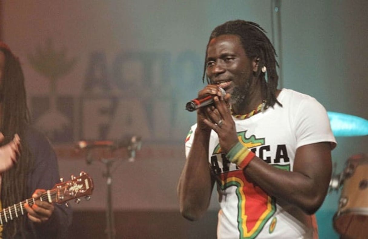 Tiken Jah Fakoly lors d’un concert de bienfaisance pour Haïti en 2010. © THIBAULT CAMUS/AP/SIPA